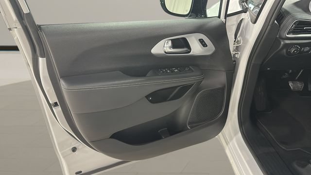 Used 2024 Chrysler Pacifica Limited FWD image 9