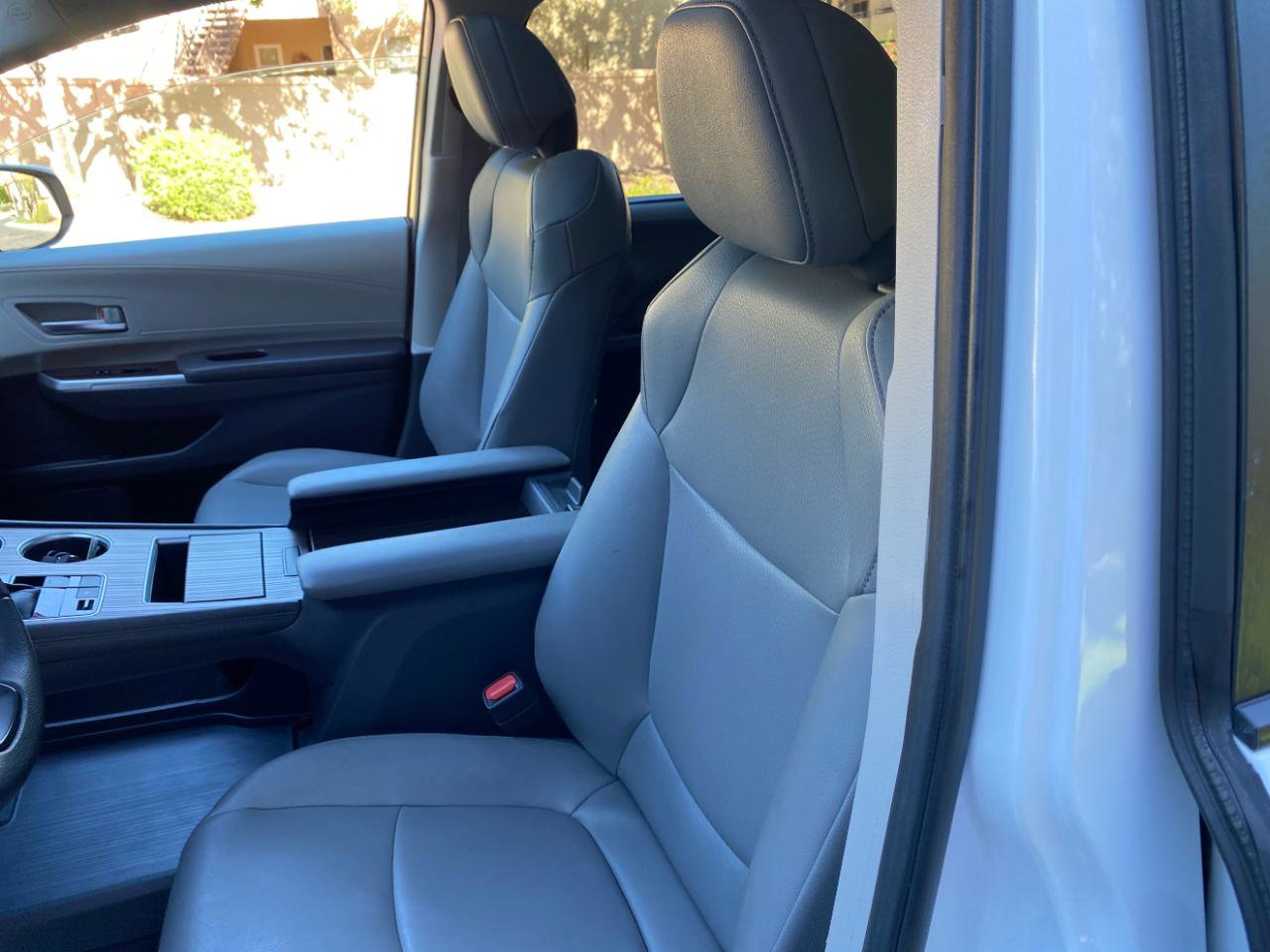Used 2023 Toyota Sienna XLE FWD image 28