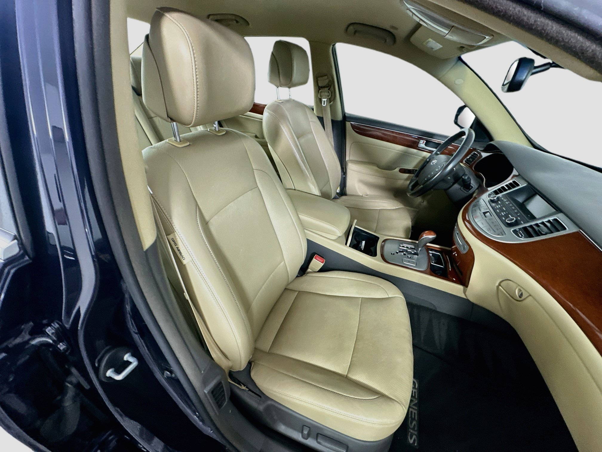 Used 2013 Hyundai Genesis 3.8 RWD image 28