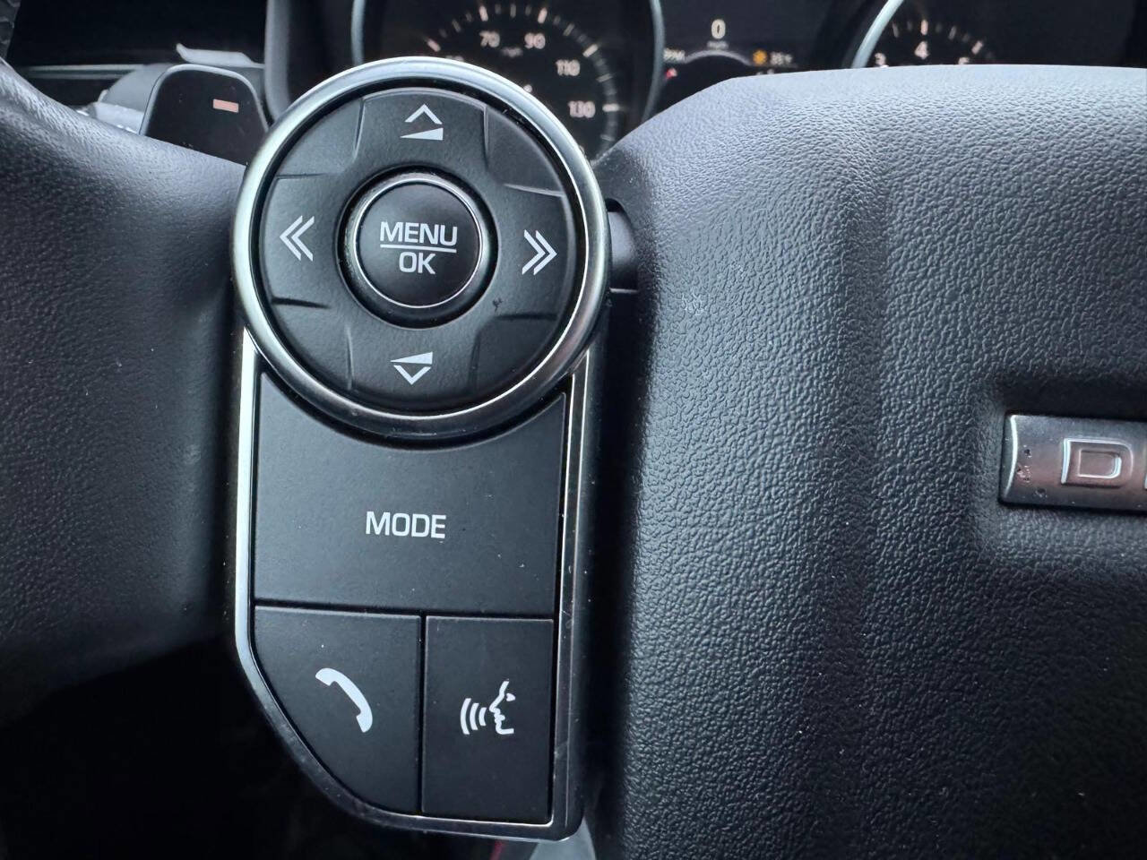 Used 2017 Land Rover Discovery SE image 17