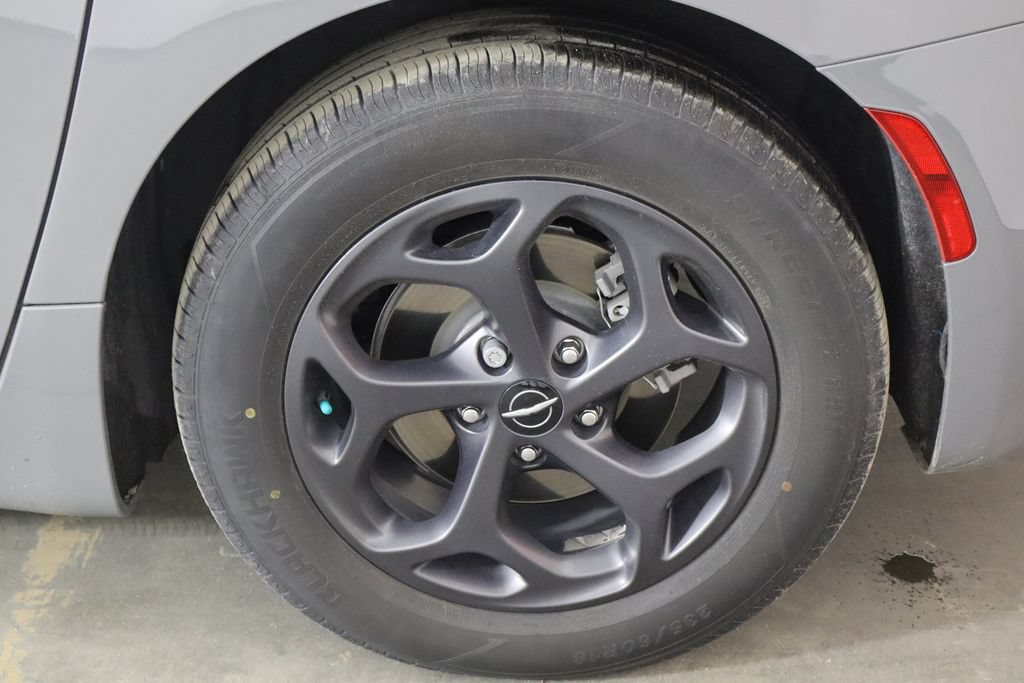 Used 2022 Chrysler Pacifica Limited w/ Uconnect Theater Family Group FWD image 34