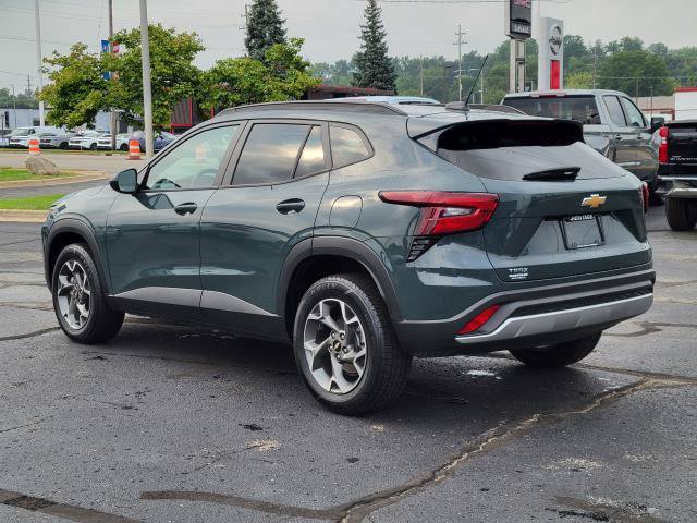 Used 2025 Chevrolet Trax LT FWD image 3
