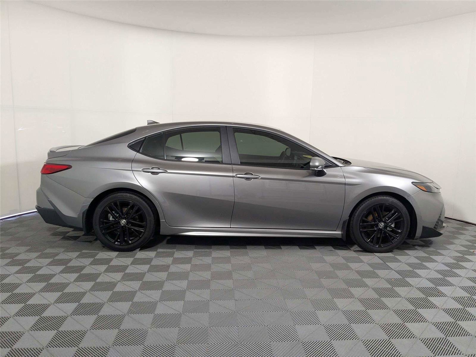 Used 2025 Toyota Camry SE FWD image 4