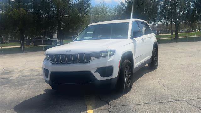 Used 2023 Jeep Grand Cherokee Laredo w/ Trailer Tow Prep Group (B) AWD/4WD image 3