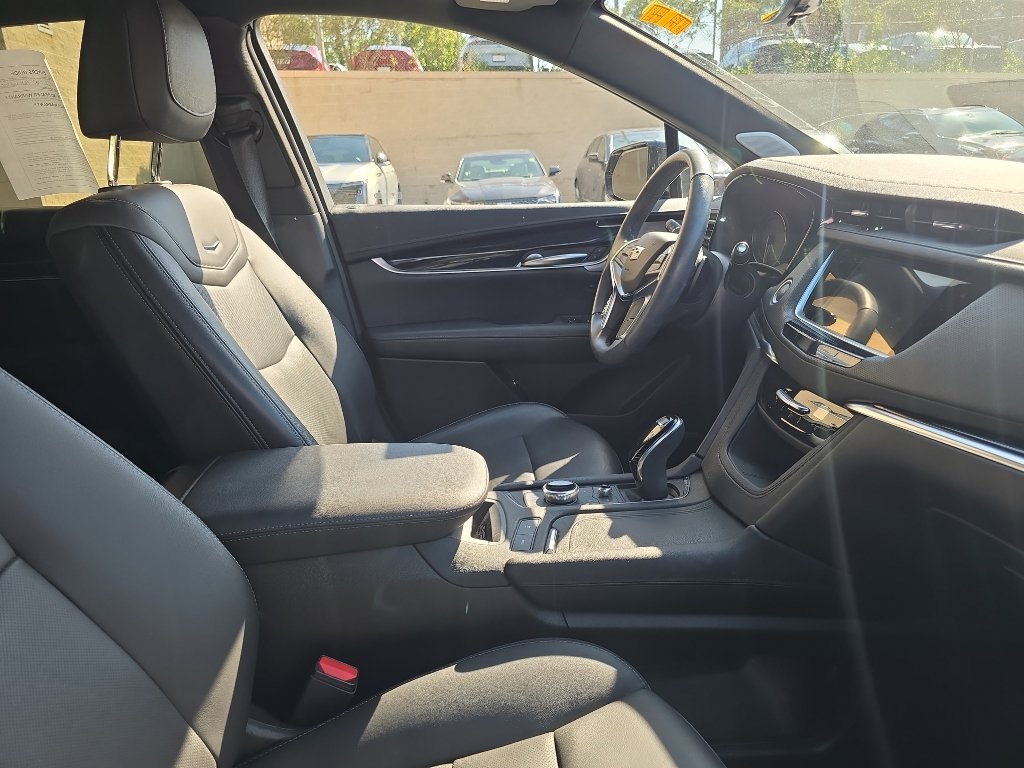 Used 2023 Cadillac XT5 Premium Luxury w/ Technology Package AWD/4WD image 9