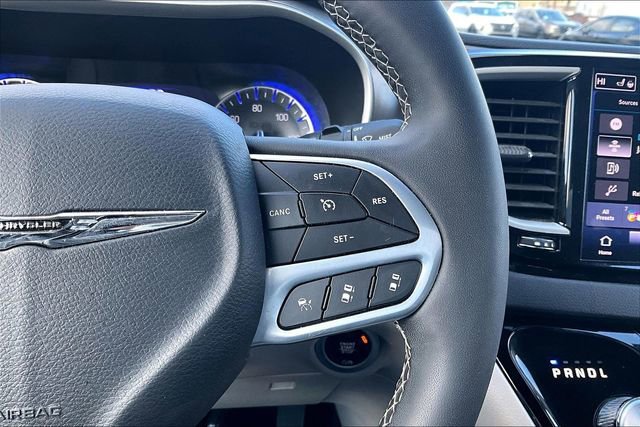 Used 2024 Chrysler Pacifica Touring-L image 11