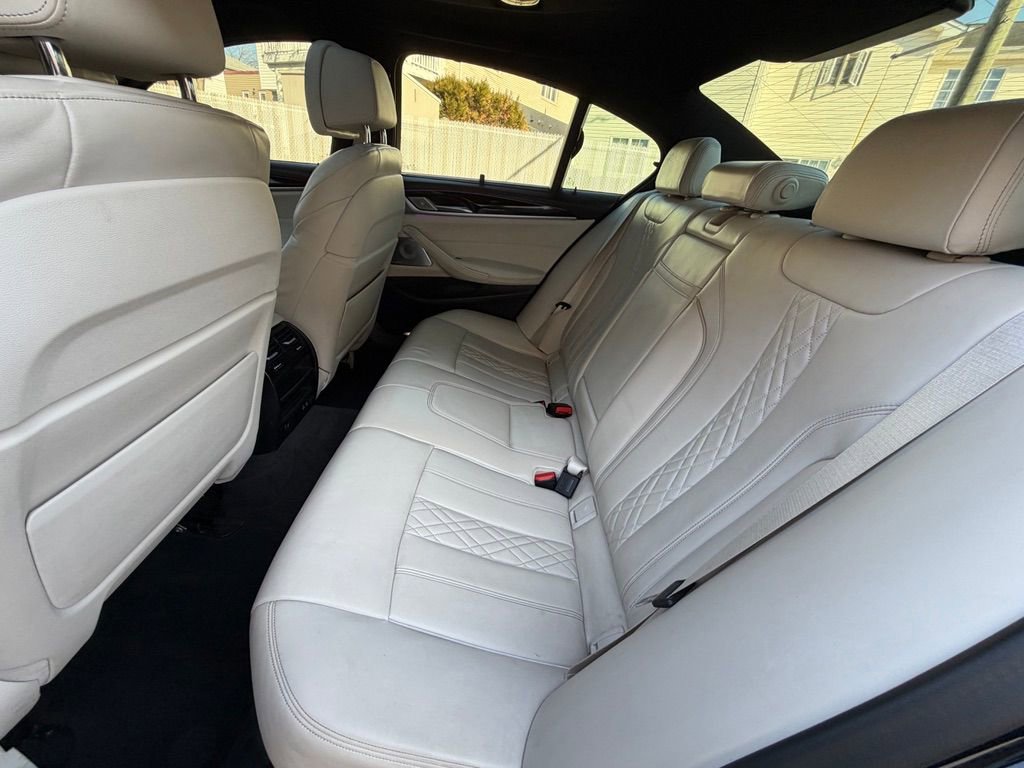 Used 2021 BMW M550i xDrive w/ Dynamic Handling Package image 22