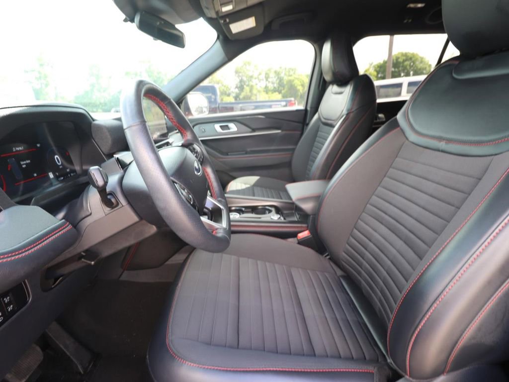 Used 2025 Ford Explorer ST-Line image 2