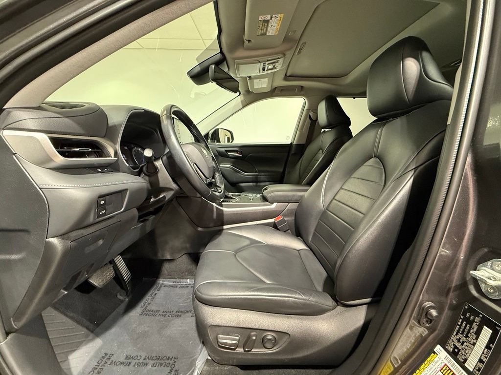 Used 2021 Toyota Highlander XLE AWD/4WD image 13