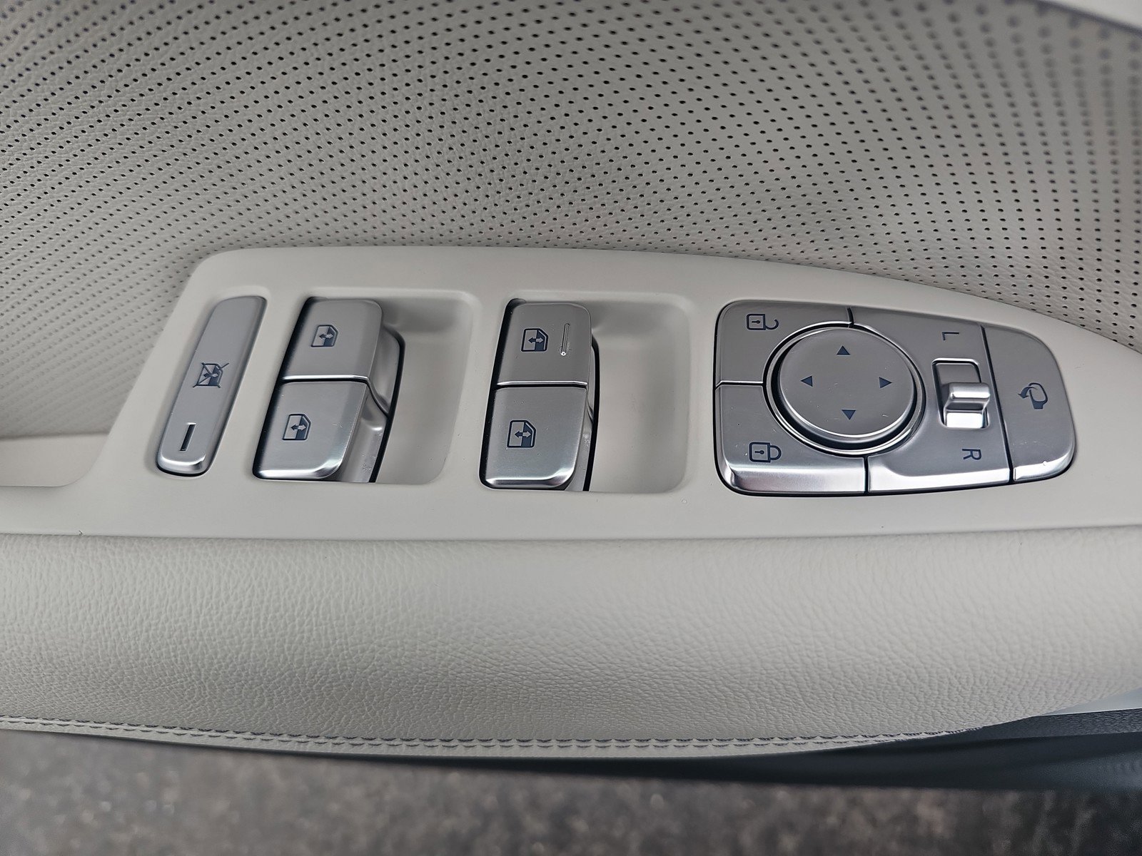 Used 2025 Genesis G70 3.3T Advanced image 13