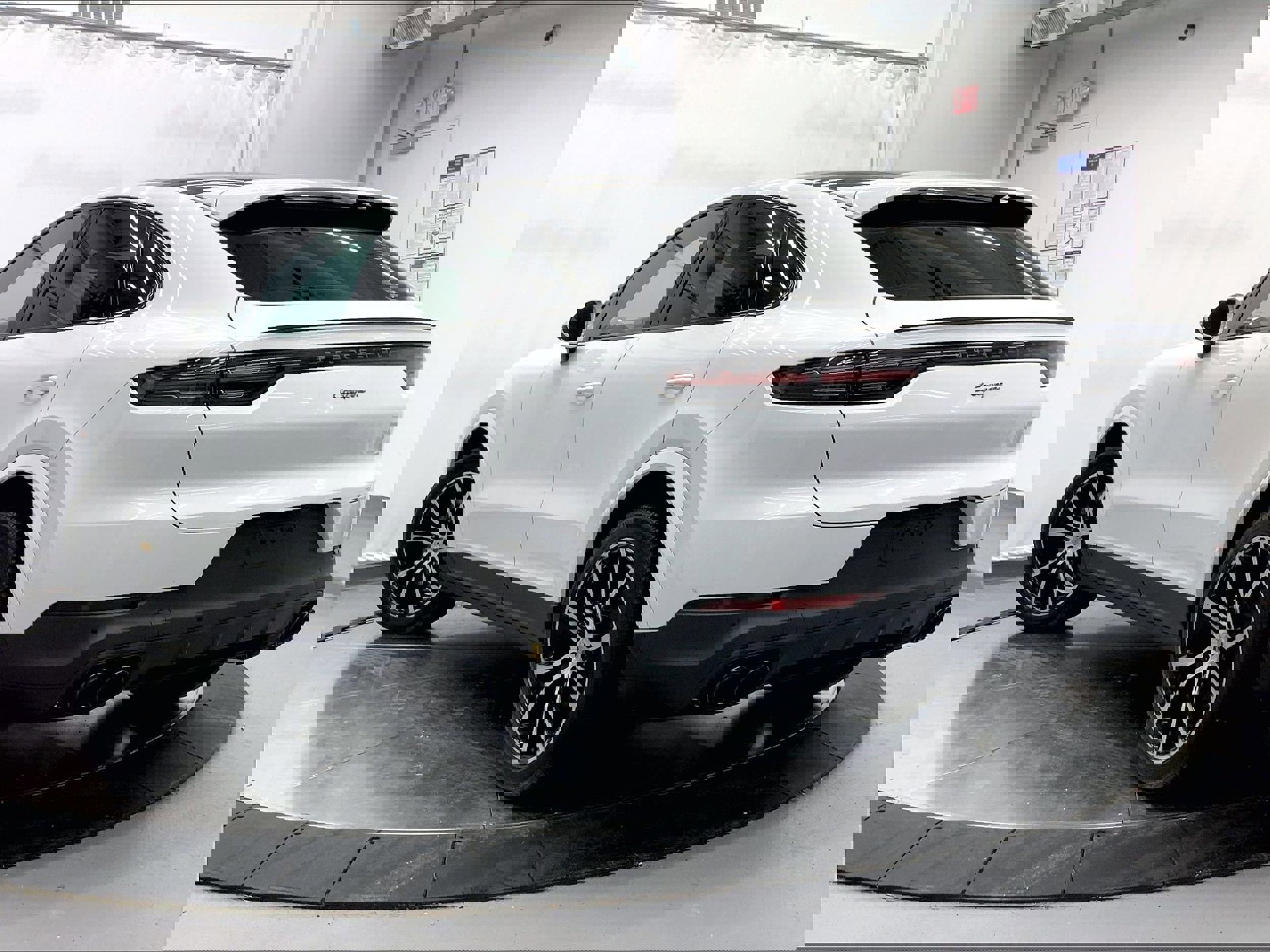 Used 2022 Porsche Cayenne Coupe image 3