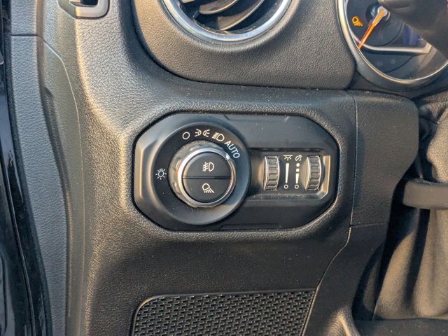 Used 2020 Jeep Gladiator Overland image 12