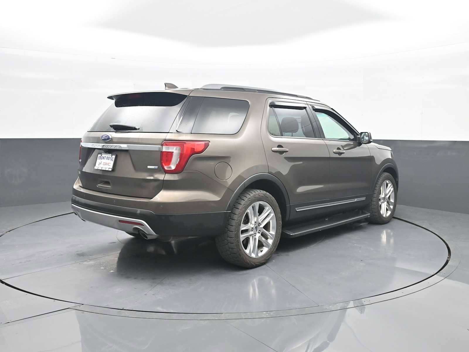 Used 2016 Ford Explorer XLT w/ Equipment Group 202A AWD/4WD image 8