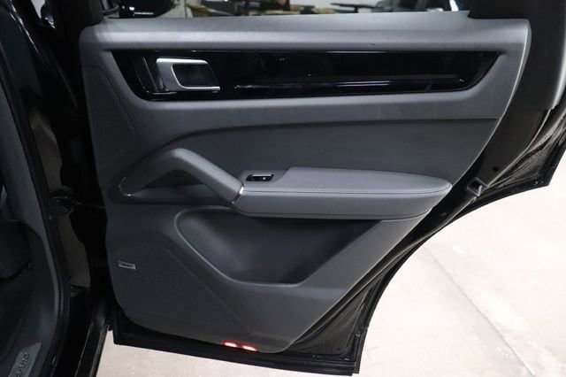 Used 2022 Porsche Cayenne Platinum Edition AWD/4WD image 18