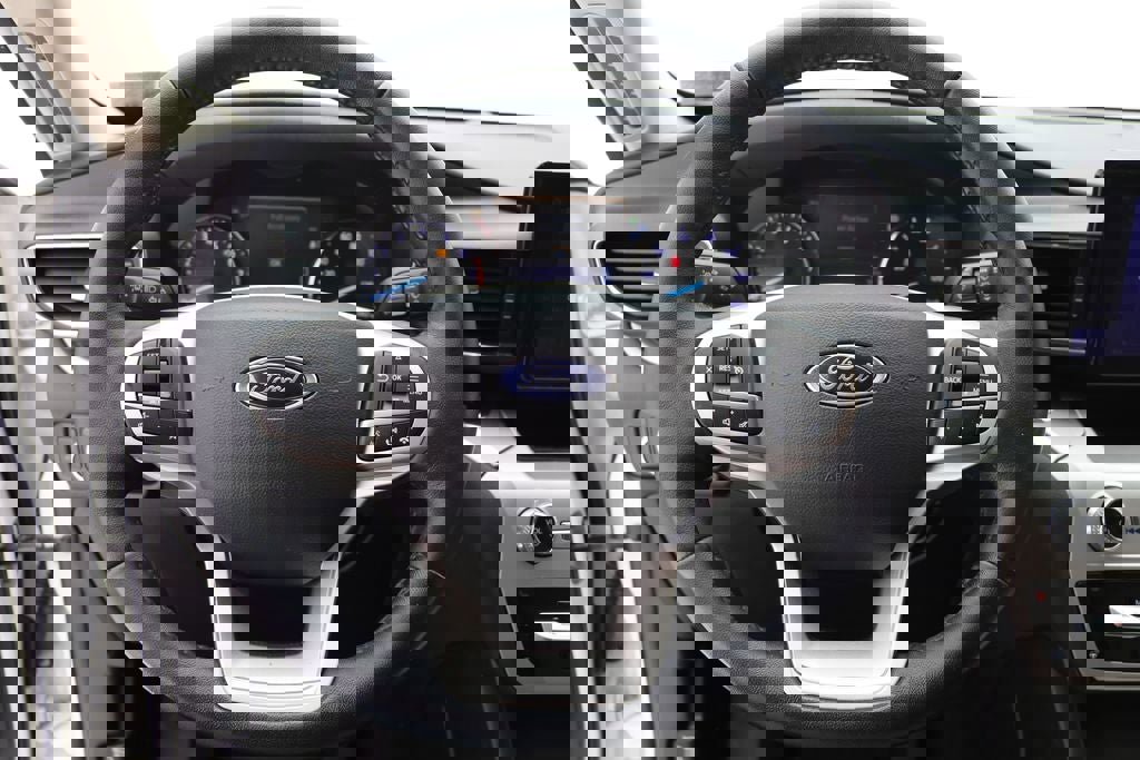 Used 2022 Ford Explorer XLT w/ Equipment Group 202A image 17