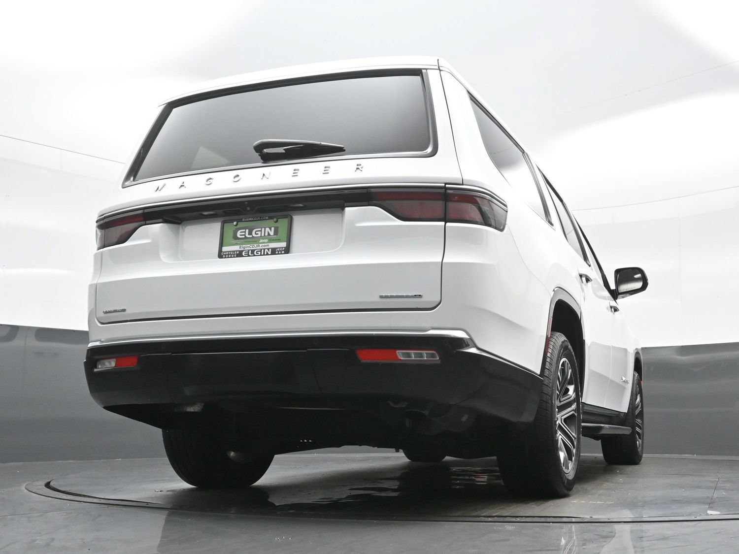 Used 2023 Jeep Wagoneer Series II AWD/4WD image 32