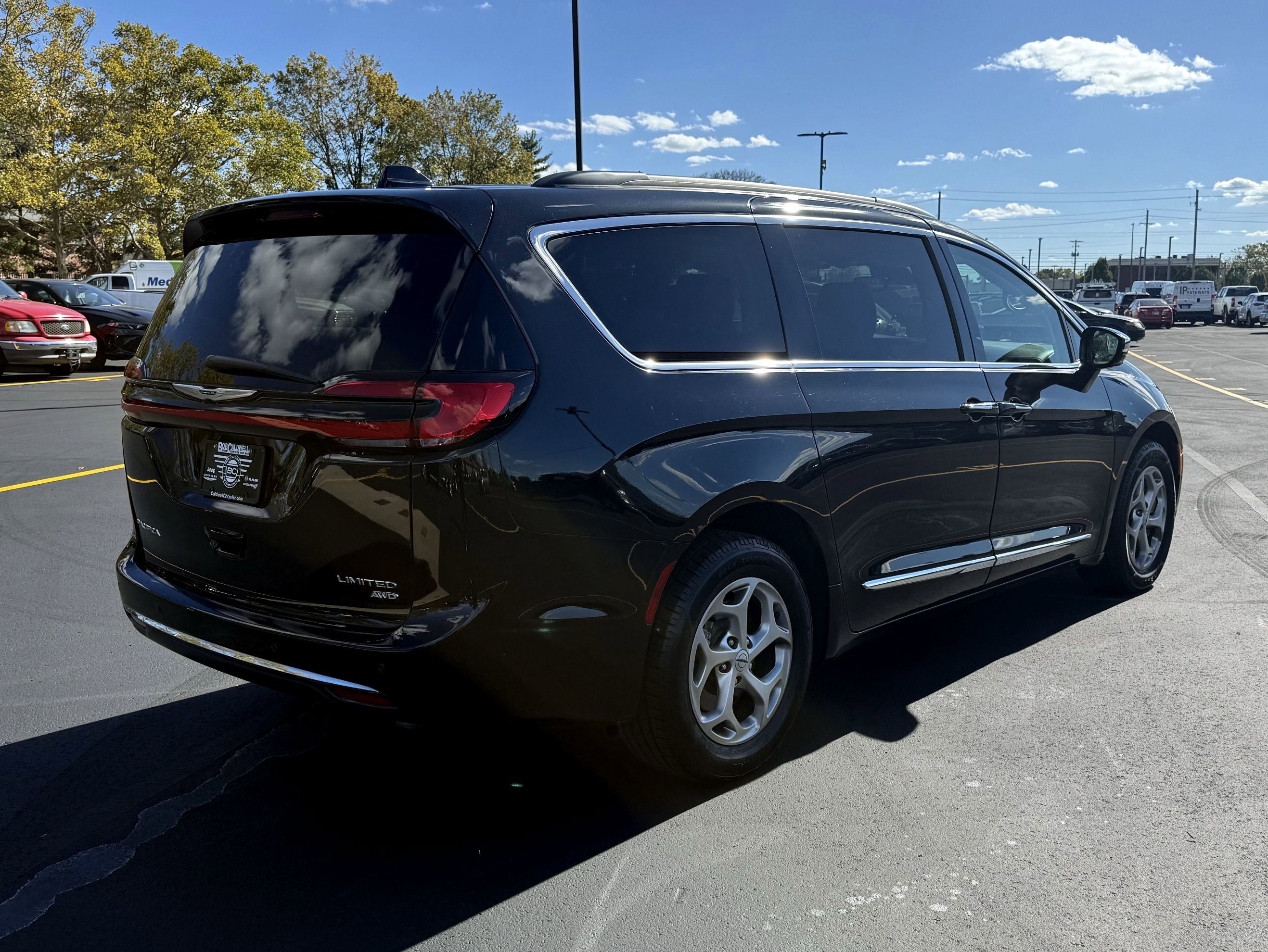 Used 2023 Chrysler Pacifica Limited w/ Uconnect Theater Family Group image 8