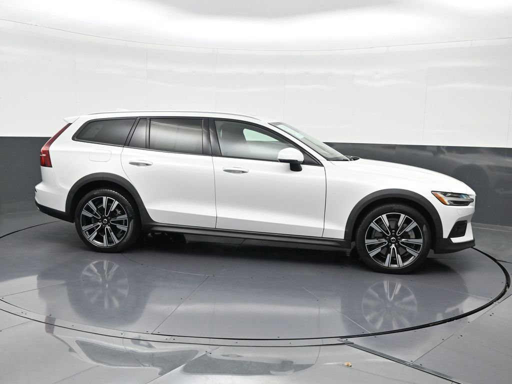Certified 2022 Volvo V60 T5 Cross Country w/ Climate Package image 7