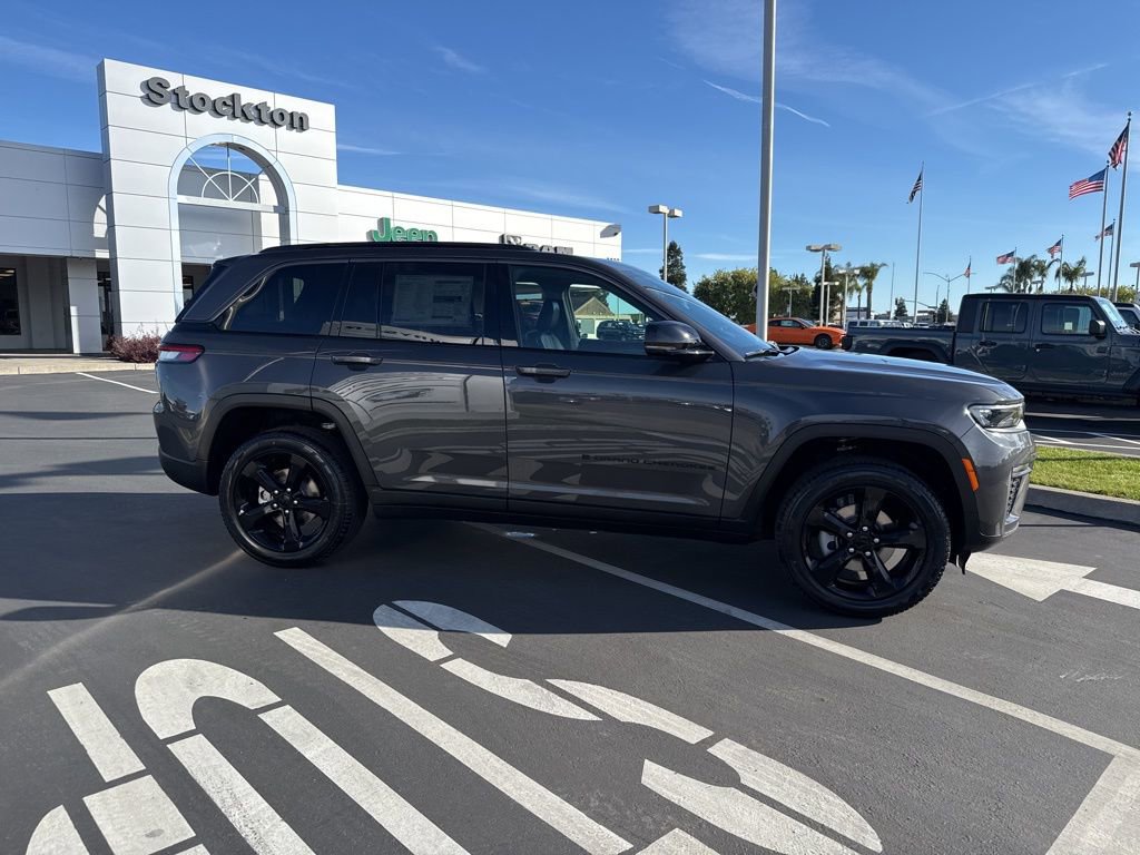 New 2026 Jeep Grand Cherokee Limited w/ Limited Altitude Package AWD/4WD image 3