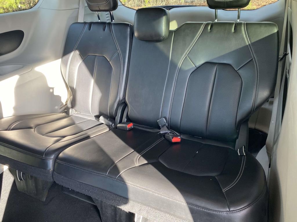 Used 2023 Chrysler Pacifica Touring-L image 12