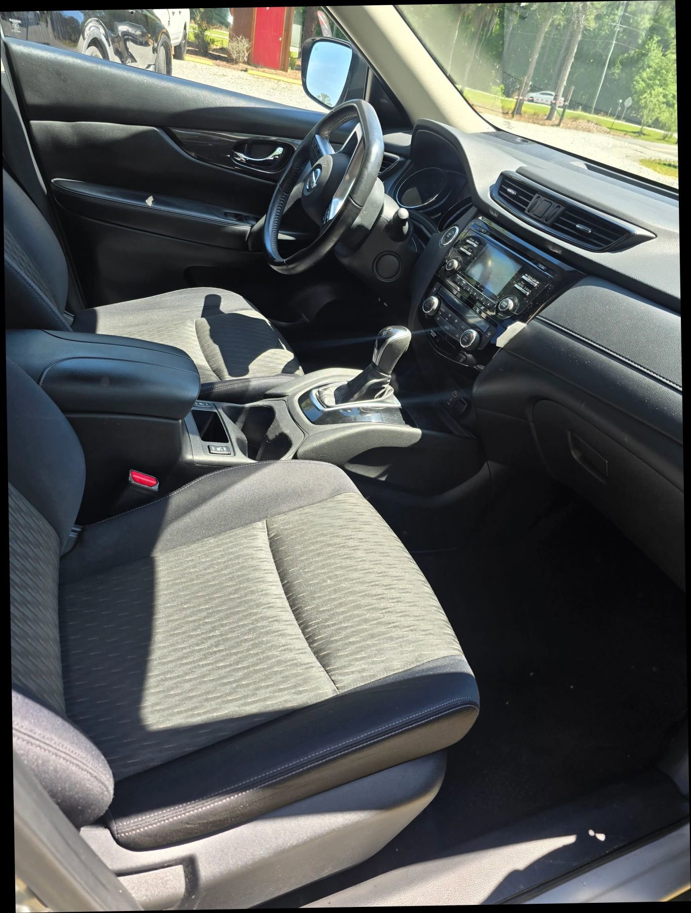 Used 2017 Nissan Rogue SV FWD image 7