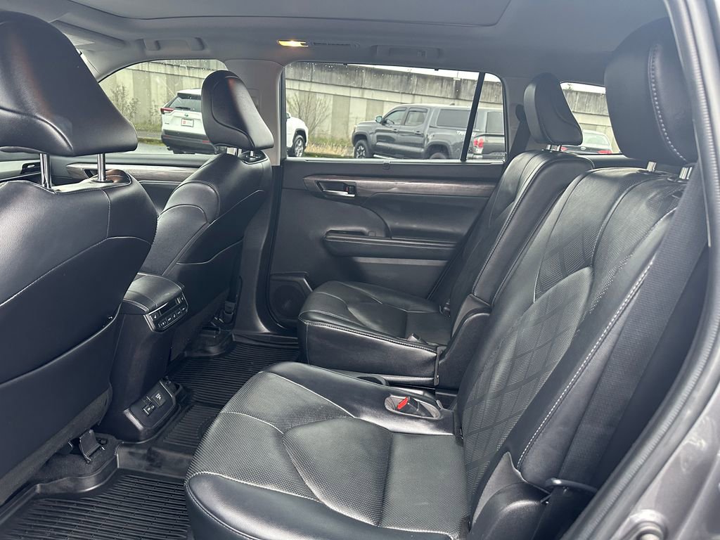 Used 2022 Toyota Highlander Platinum image 14