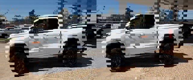 New 2026 GMC Canyon Elevation w/ Convenience Package image 4