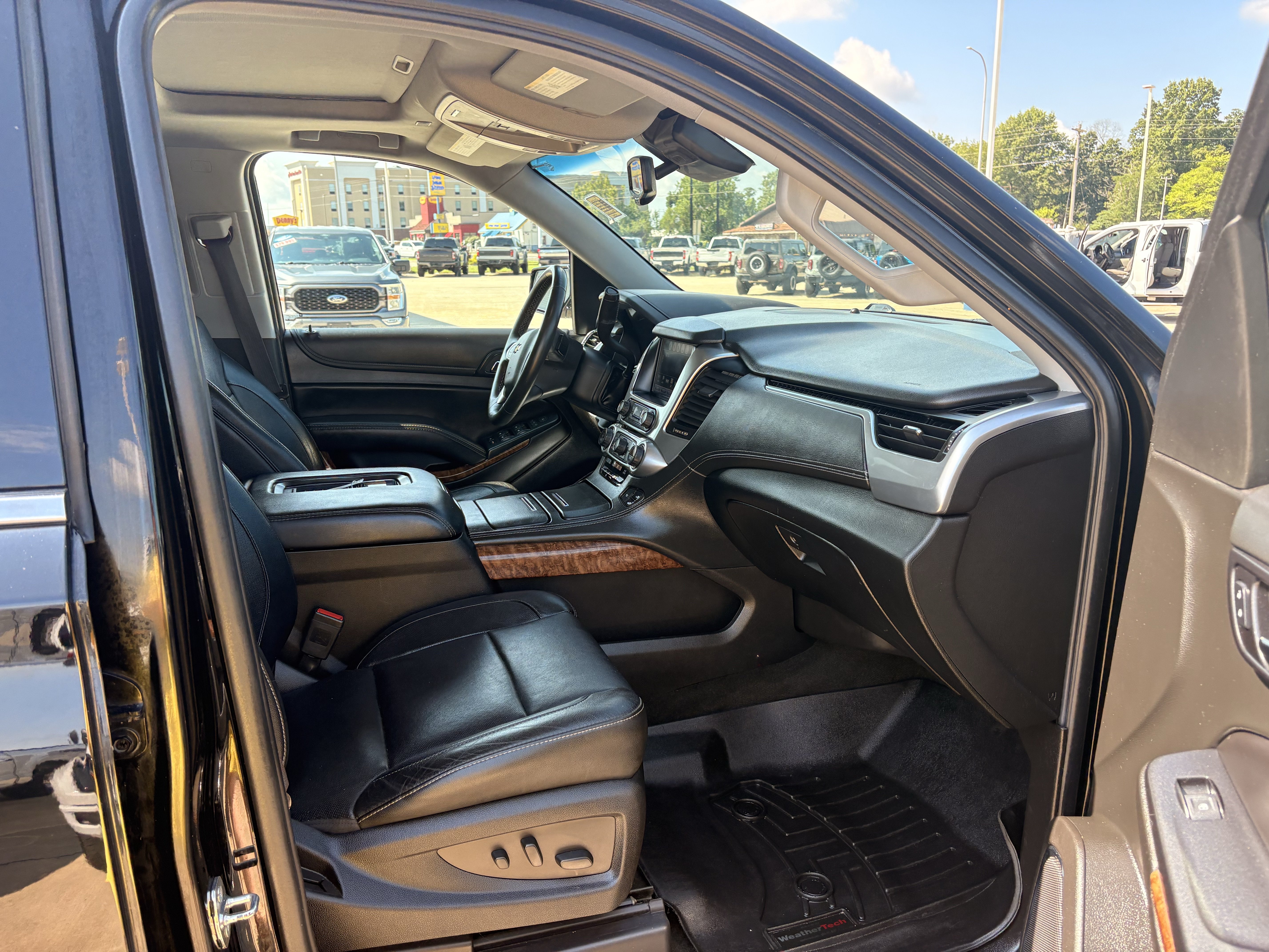Used 2017 Chevrolet Suburban Premier AWD/4WD image 9