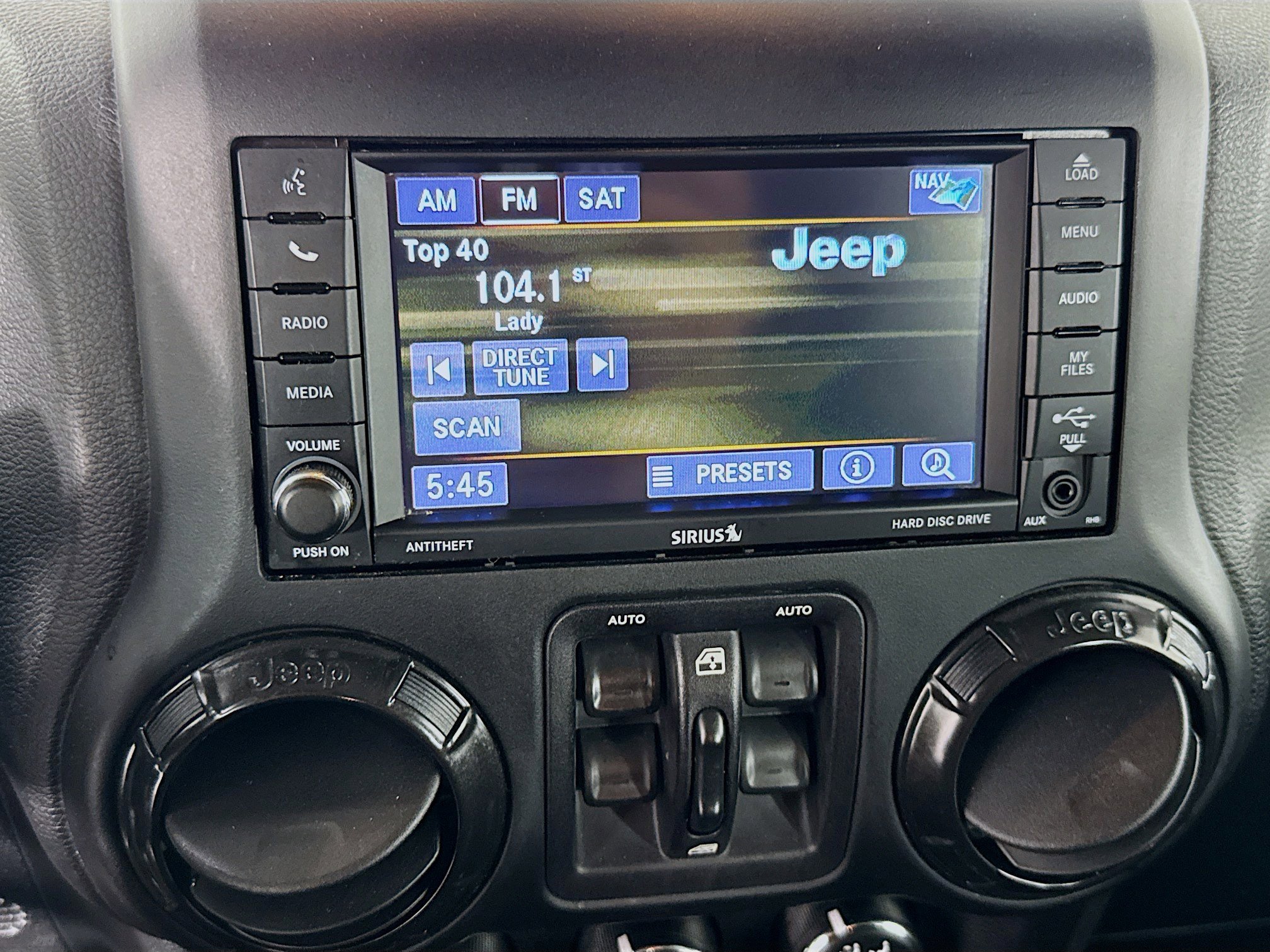 Used 2018 Jeep Wrangler Unlimited Rubicon w/ Connectivity Group image 17