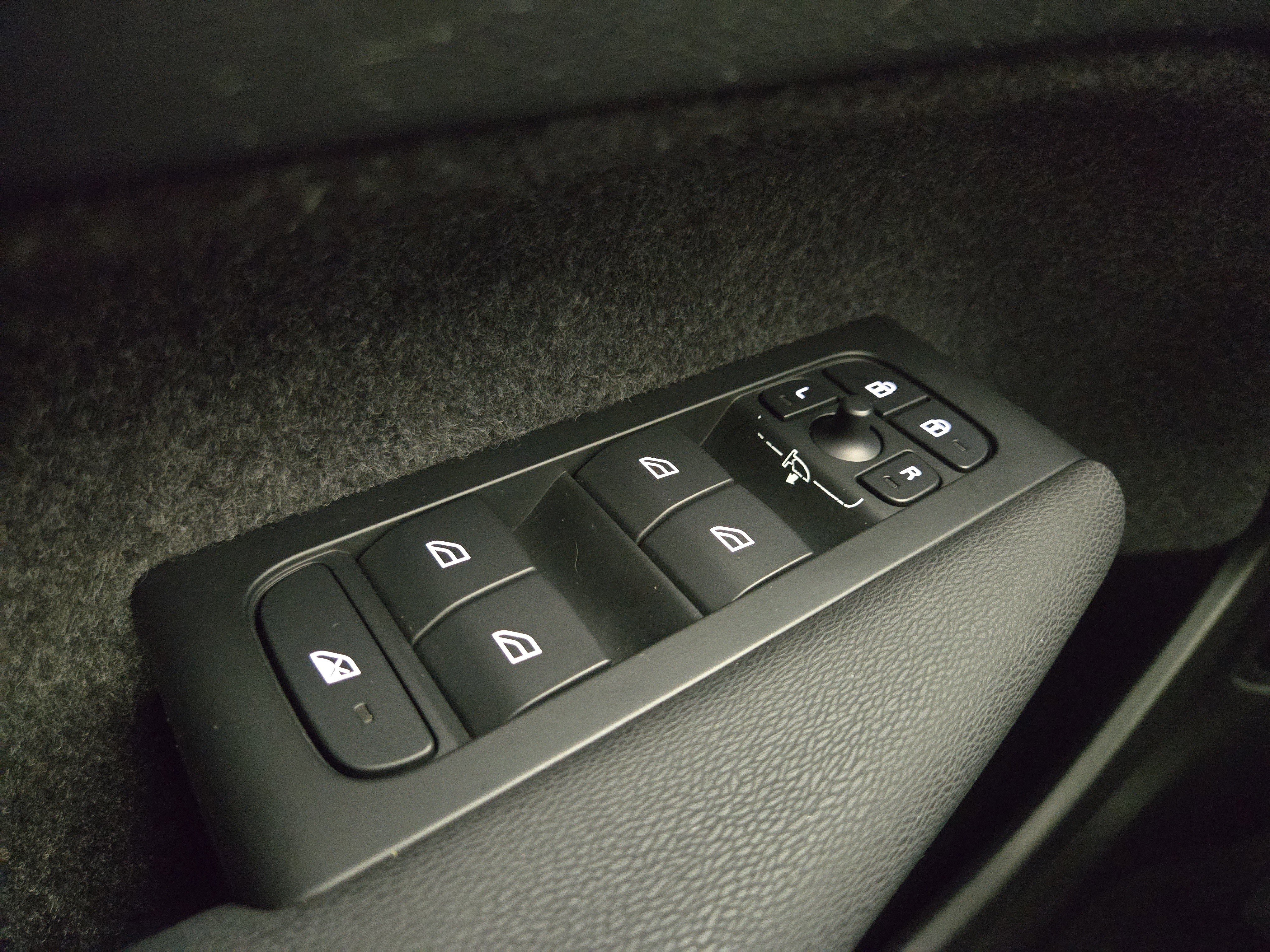 Used 2022 Volvo XC40 T5 R-Design w/ Advanced Package image 28