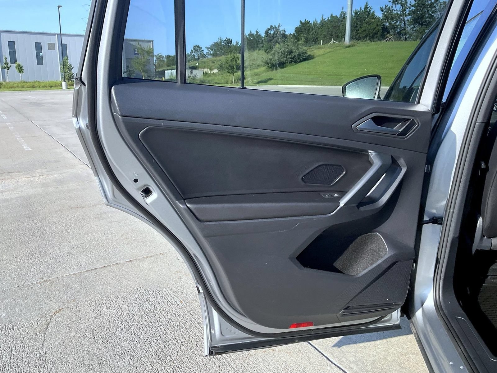 Used 2020 Volkswagen Tiguan SE R-Line FWD image 18