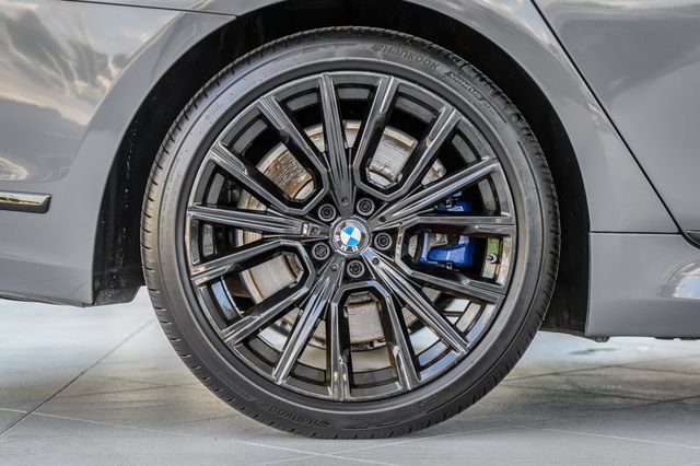 Used 2022 BMW 740i w/ M Sport Package RWD image 15