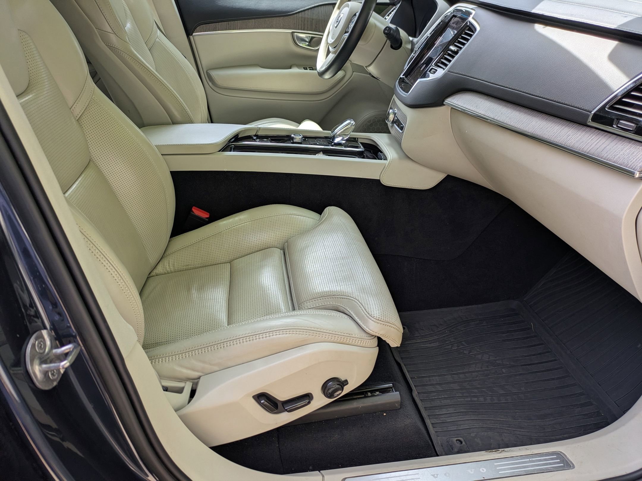 Used 2023 Volvo XC90 B6 Ultimate w/ Protection Package image 39