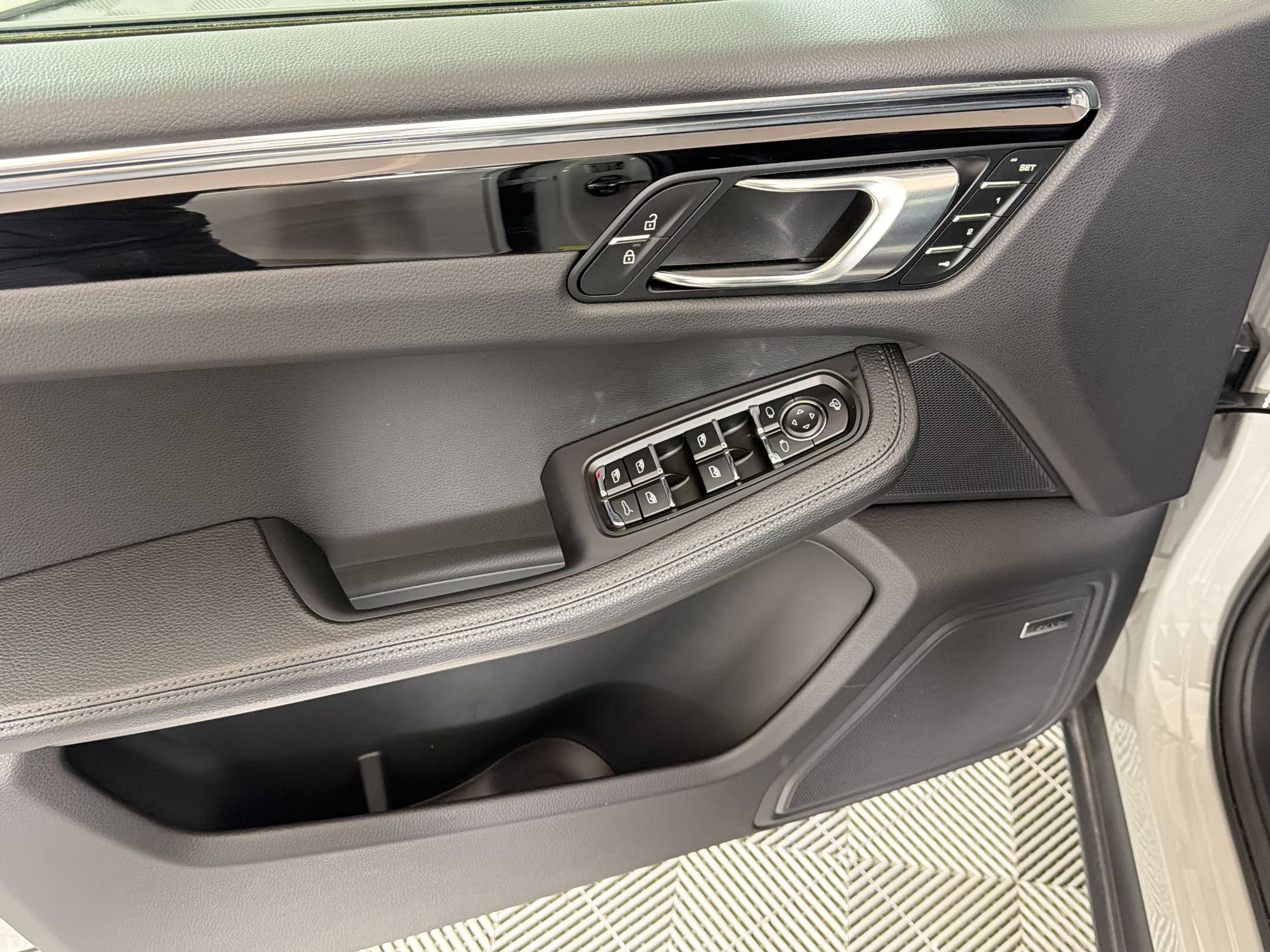 Certified 2025 Porsche Macan AWD/4WD image 15
