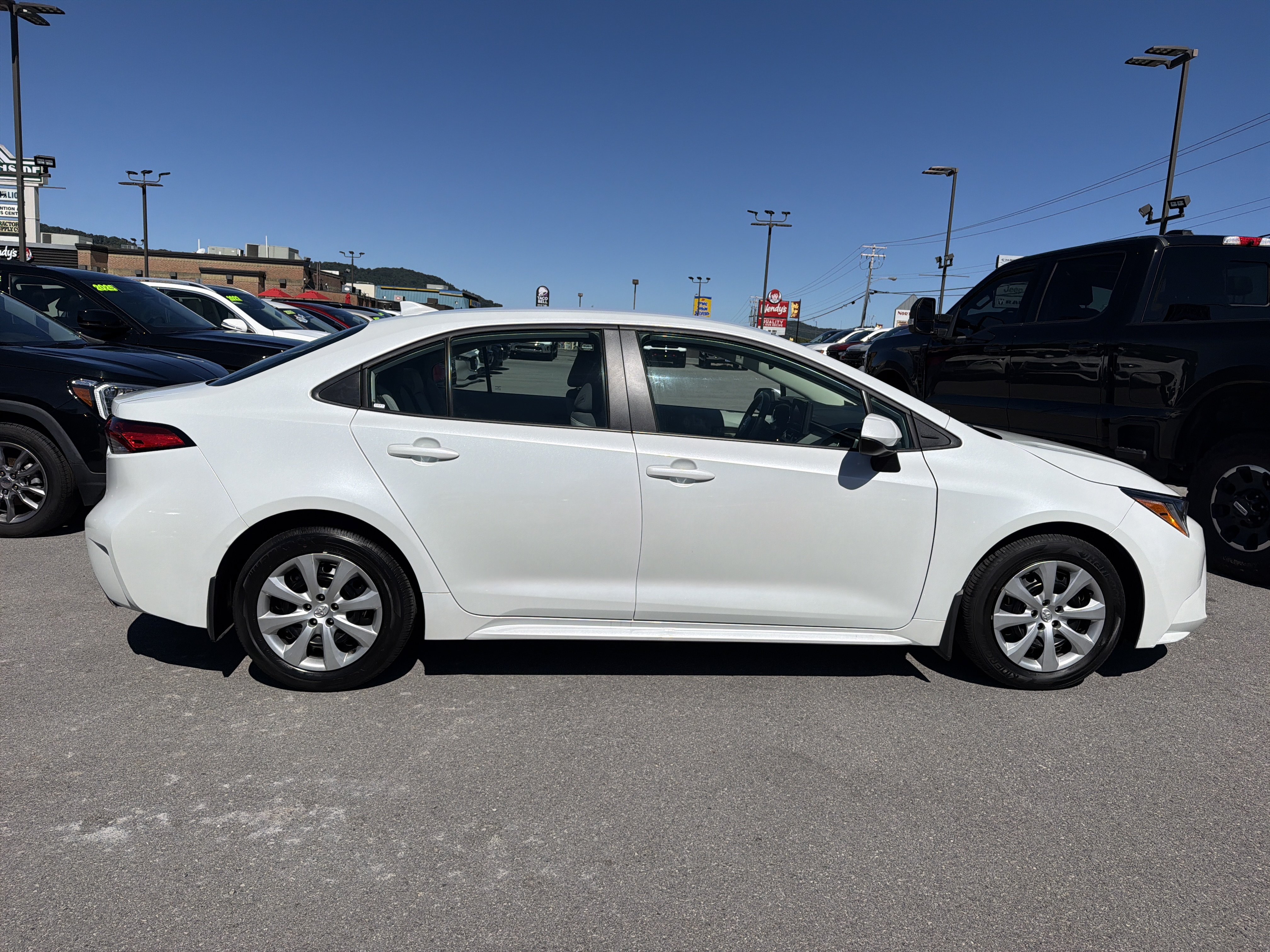 Used 2025 Toyota Corolla LE FWD image 4