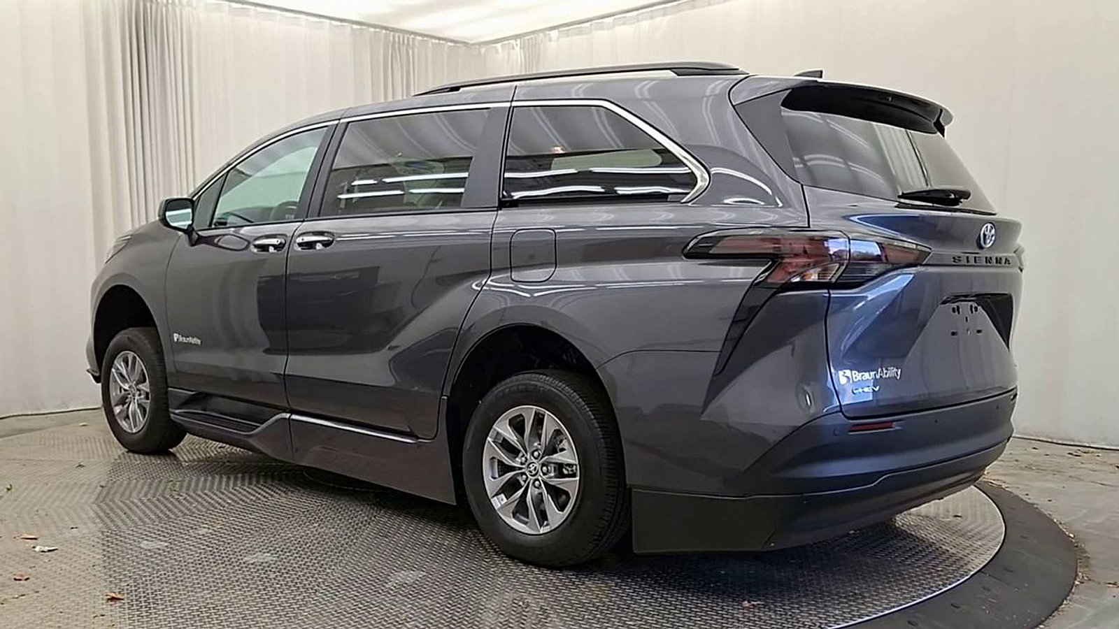 Used 2025 Toyota Sienna XLE w/ XLE Plus Package FWD image 9