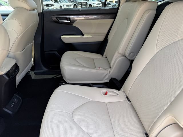 Used 2025 Toyota Highlander Limited FWD image 28