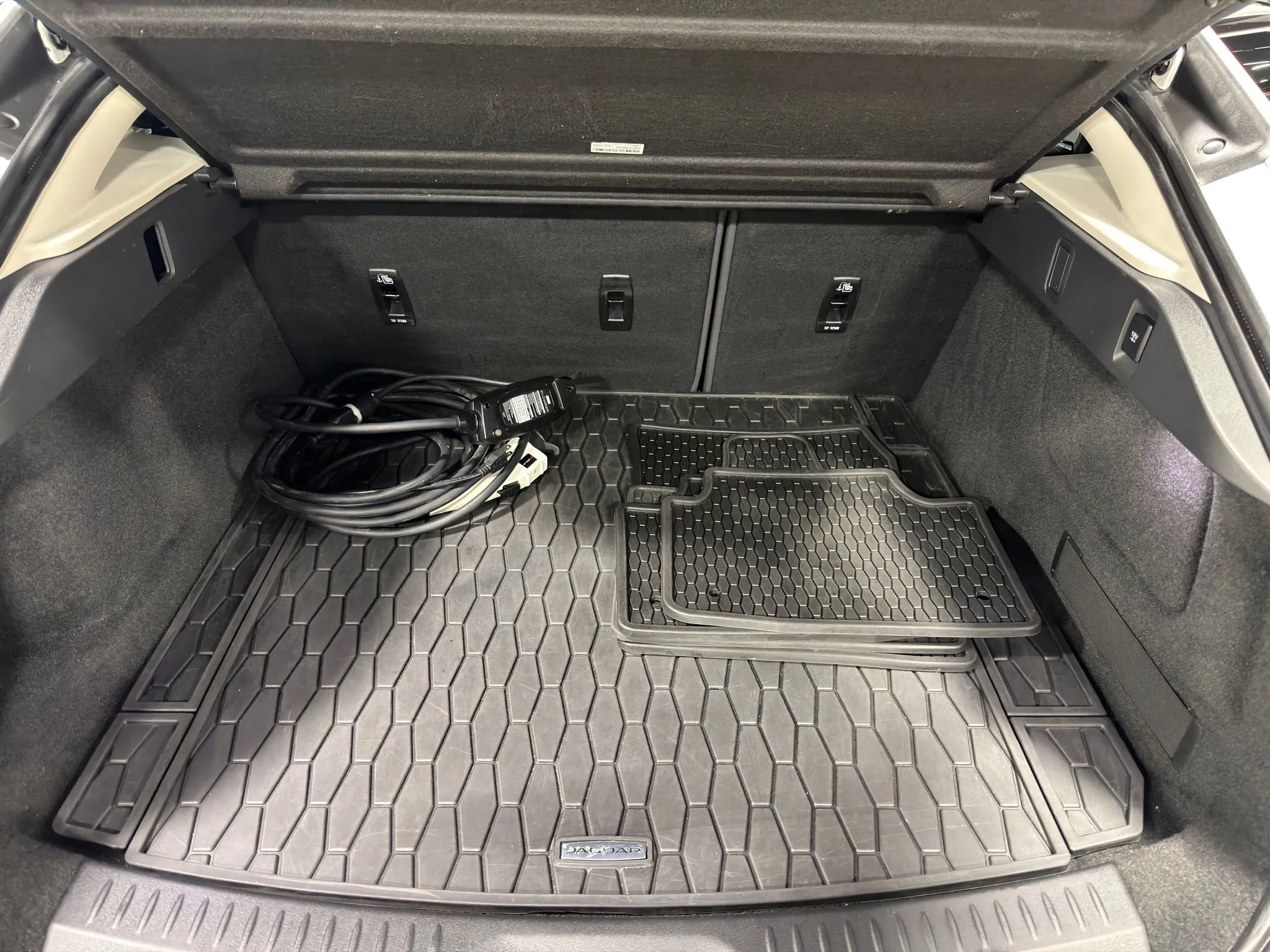 Used 2020 Jaguar I-PACE SE image 32