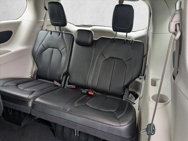 Used 2024 Chrysler Pacifica Select image 26