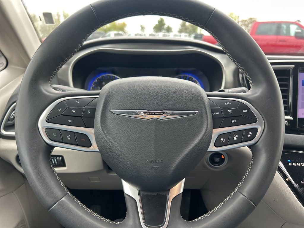 Used 2023 Chrysler Pacifica Touring-L FWD image 13