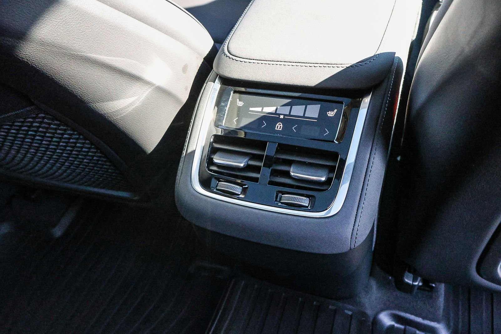 Used 2025 Volvo XC90 B6 Plus w/ Protection Package Premier image 22