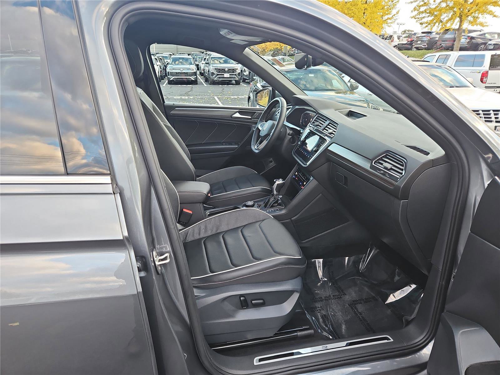 Certified 2023 Volkswagen Tiguan SEL R-Line image 30