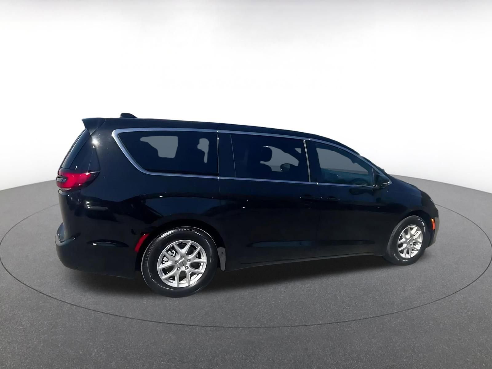 Used 2025 Chrysler Pacifica Select image 14