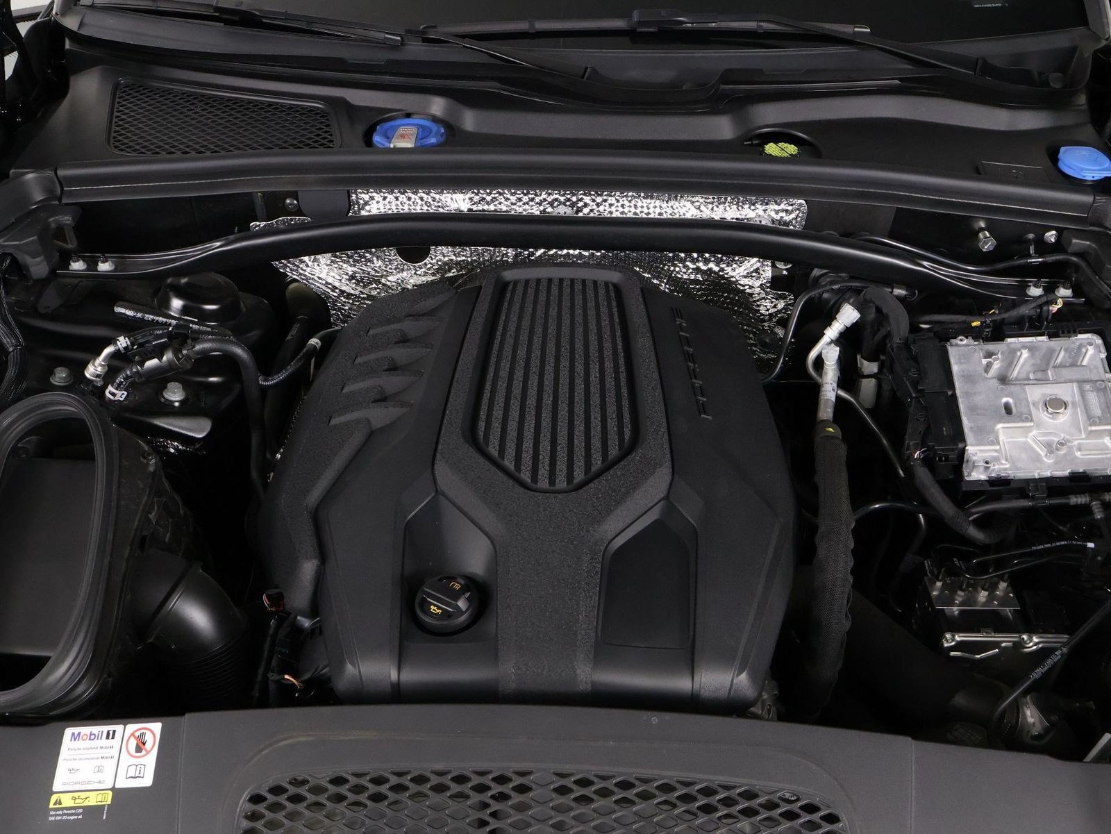 Certified 2023 Porsche Macan AWD/4WD image 26