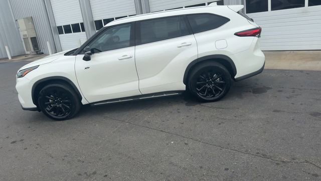 Used 2021 Toyota Highlander XLE FWD image 9