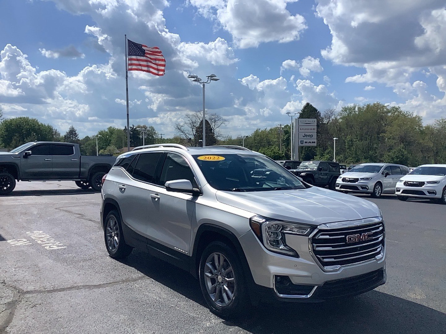 Used 2022 GMC Terrain SLT w/ Infotainment Package II AWD/4WD image 3