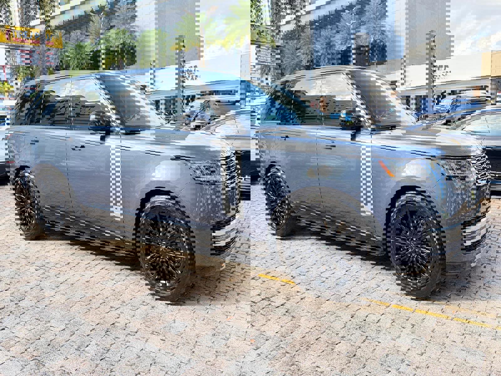 Used 2024 Land Rover Range Rover Long Wheelbase Autobiography image 7