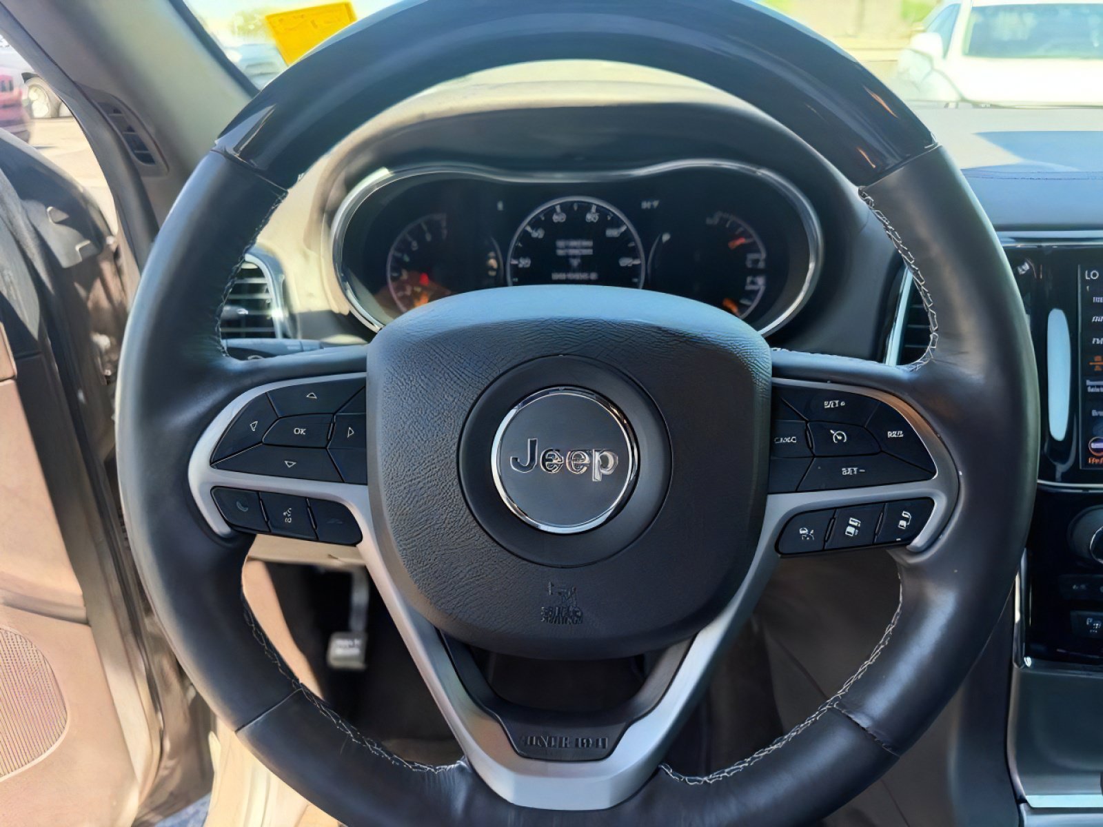 Used 2019 Jeep Grand Cherokee Overland AWD/4WD image 21