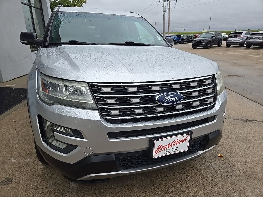 Used 2017 Ford Explorer XLT image 19