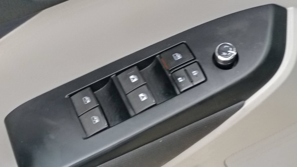 Used 2019 Toyota Highlander LE FWD image 19